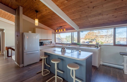 West Wareham House | Idyllic Lakefront Deck House with Breathtaking Water Views