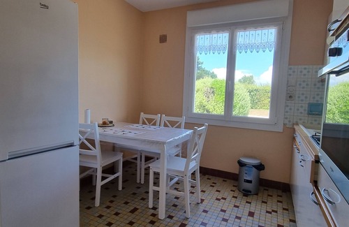 Tregunc House | Prime Location Just Steps from the Ocean with Pool Access