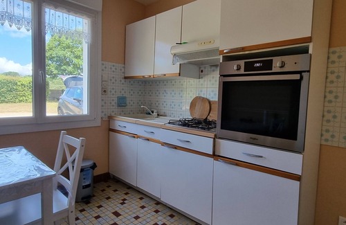 Tregunc House | Prime Location Just Steps from the Ocean with Pool Access