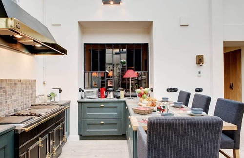 Jardin des plantes Apartment | Experience Jardin de Plantes: Guest Rated 10/10 on the Left Bank