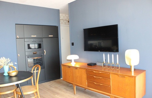 Agon-Coutainville Apartment | Unforgettable Ocean View Retreat for Romantic Getaways