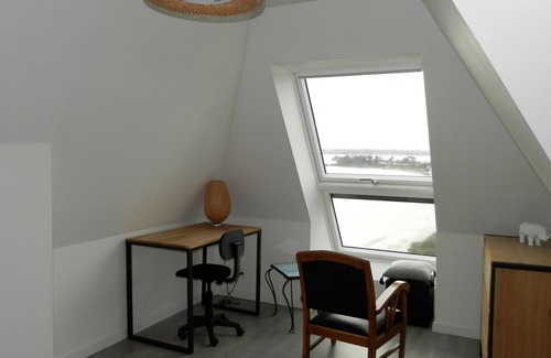 Saint-Pol-de-Leon Apartment | Seaside Retreat: 10/10 Rated with Oceanfront Comfort