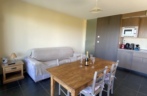 Wimereux Apartment | Sea View Comfort: Family-Friendly Oceanfront Apartment
