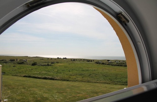 Wimereux Apartment | Sea View Comfort: Family-Friendly Oceanfront Apartment