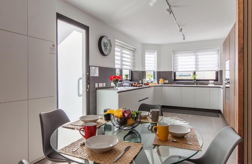 San Tumas Apartment | Bright Sunlit Apartment at Marsaskala Bay - 4 Star Stay