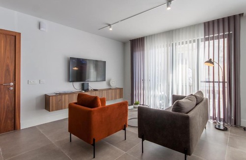 San Tumas Apartment | Bright Sunlit Apartment at Marsaskala Bay - 4 Star Stay