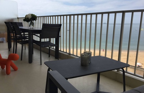 Pornichet Apartment | Breathtaking Ocean Views with Beach Access Await You!
