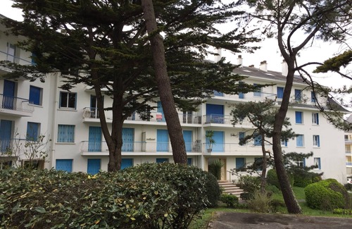 Pornichet Apartment | Breathtaking Ocean Views with Beach Access Await You!