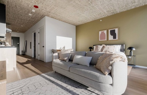 West Loop Apartment | Modern West Loop Studio with Gym & Grills Near Park