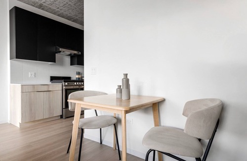 West Loop Apartment | Modern West Loop Studio with Gym & Grills Near Park