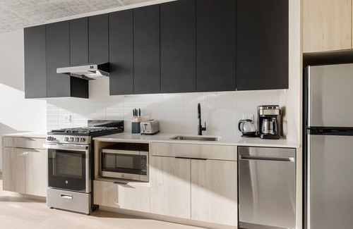 West Loop Apartment | Modern West Loop Studio with Gym & Grills Near Park