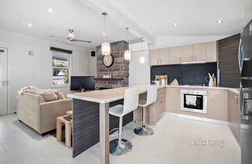 Ballarat East House | Renovated Miners Cottage: Guest Rated 9.8 & Family Friendly