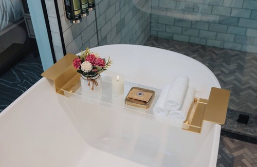 Central Hotel | Premier Stay at EXchange Hotel Vancouver - 4-Star Comfort