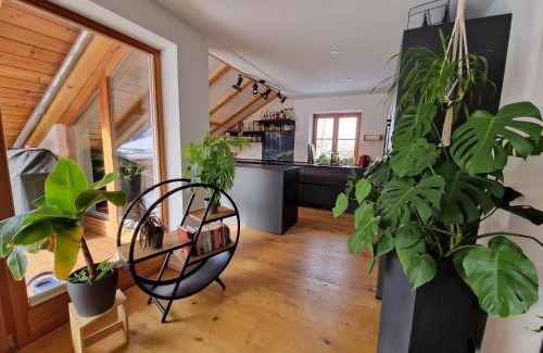 Unterwoessen Apartment | Inviting Oceanfront 4-Star Retreat at Wössner Residence