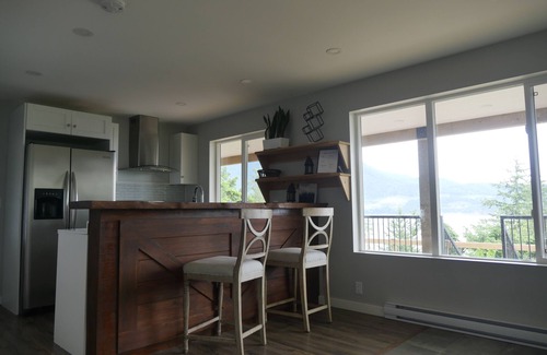 Bowen Island Apartment | Exclusive 2-Bdrm Suite with Ocean & Mountain Views