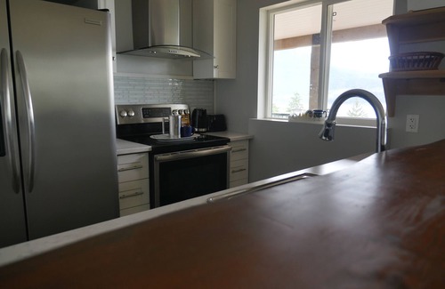 Bowen Island Apartment | Exclusive 2-Bdrm Suite with Ocean & Mountain Views