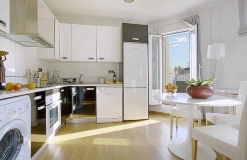 Atocha Apartment | Comfy Apartment Near Atocha with Spa & Rooftop Terrace
