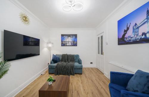 Falconwood and Welling Apartment | Exclusive 3 bed House in Welling, London