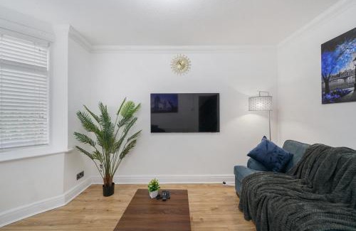 Falconwood and Welling Apartment | Exclusive 3 bed House in Welling, London