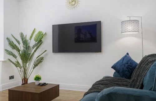 Falconwood and Welling Apartment | Exclusive 3 bed House in Welling, London