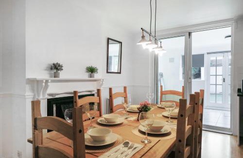 Falconwood and Welling Apartment | Exclusive 3 bed House in Welling, London