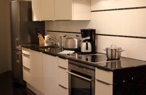Guestrow Apartment | Designer Apartment in Güstrow: Rated 10/10 with Pool & Kitchen