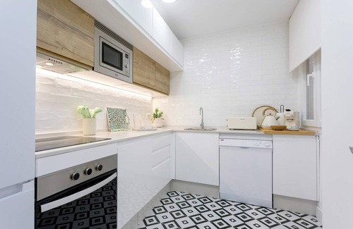 Ensanche Centro Apartment | Premium Apartment in Central Malaga with Spa & Kitchen