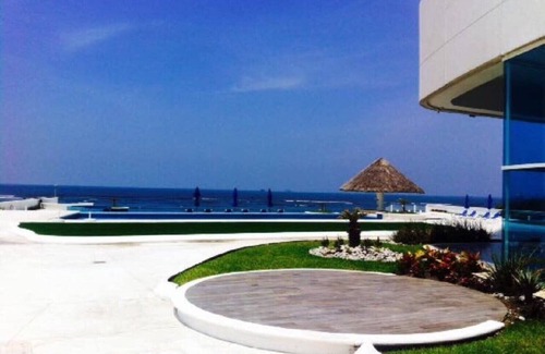 Boca del Rio Condo | Seaside Retreat: Exclusive Apartment with Pet-Friendly Perks