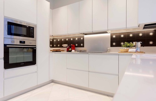 Bellavista Apartment | Inviting Apartment Steps from Malaga Beach & Paseo Marítimo