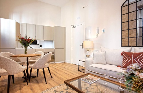 Santa Cruz Apartment | Stylish Apartment Steps from Cathedral with Spa & Kitchen
