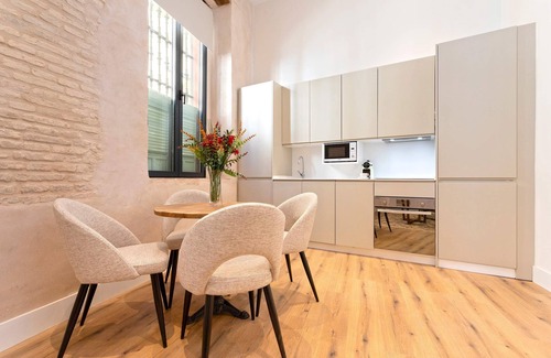 Santa Cruz Apartment | Stylish Apartment Steps from Cathedral with Spa & Kitchen