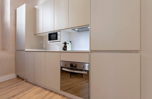 Santa Cruz Apartment | Stylish Apartment Steps from Cathedral with Spa & Kitchen