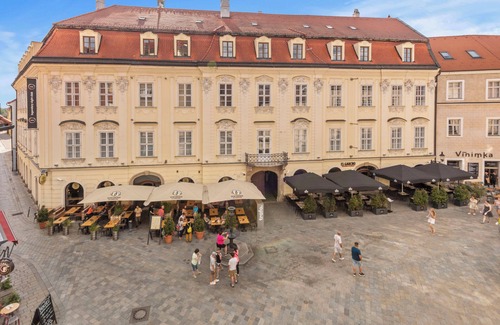 Old Town Apartment | Prime Apartment in the Heart of the City with Spa Access