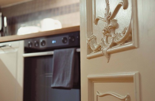 Zeitz Apartment | Exclusive Arthur Apartment: Historic Charm with Great Amenities