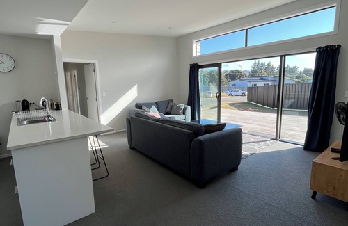 Eskdale House | Exclusive BookaBach. 1 min Walk To Beach. 4 Queen Beds. Warm, Sunny Beach House.