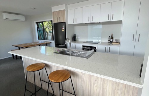 Eskdale House | Exclusive BookaBach. 1 min Walk To Beach. 4 Queen Beds. Warm, Sunny Beach House.