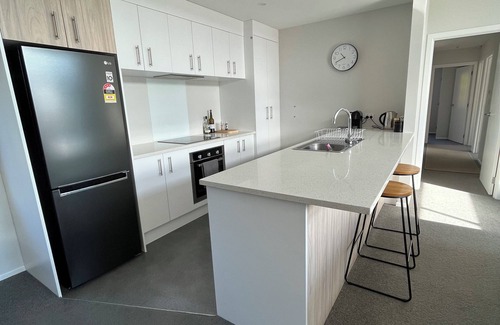 Eskdale House | Exclusive BookaBach. 1 min Walk To Beach. 4 Queen Beds. Warm, Sunny Beach House.