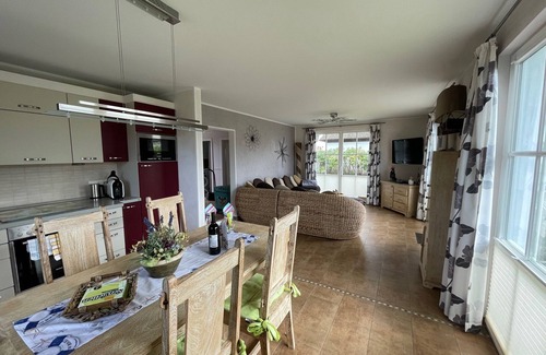 Glowe House | Indulgent 5-Star Beachside Thatched House with Sauna