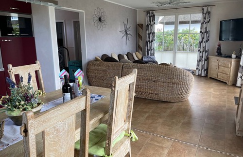 Glowe House | Indulgent 5-Star Beachside Thatched House with Sauna
