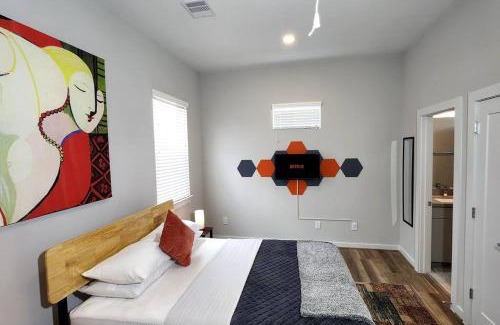 Houston Apartment | Inviting Galleria Experience with Pool & Family Fun