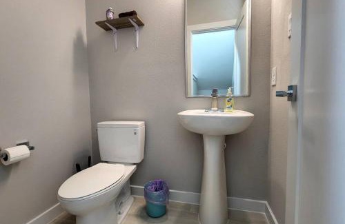 Houston Apartment | Inviting Galleria Experience with Pool & Family Fun