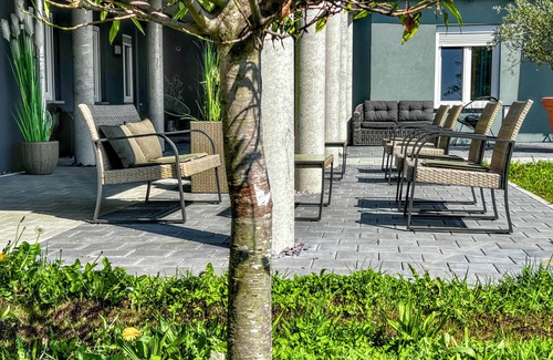 Waggershausen Apartment | Exclusive family suite in Friedrichshafen with covered terrace and garden