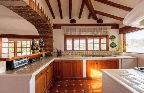 El Santuario Villa | Exclusive Lake Front Villa in La Peña