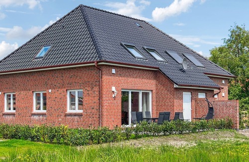 Hage House | Modern Semi-Detached House with Garden for Up to 8 Guests