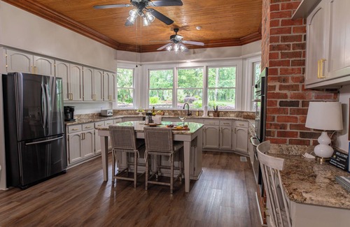 Chapin House | Experience Breathtaking Sunsets on a Serene Peninsula Retreat