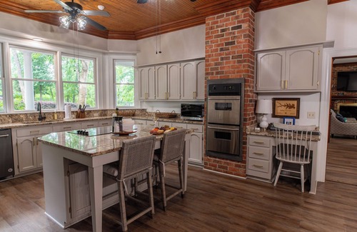 Chapin House | Experience Breathtaking Sunsets on a Serene Peninsula Retreat