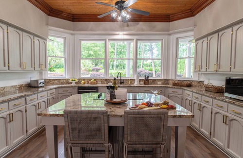Chapin House | Experience Breathtaking Sunsets on a Serene Peninsula Retreat
