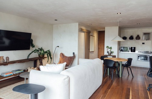 Patio Bonito Apartment | Stylish Duplex Loft with Private Jacuzzi & Spa Amenities