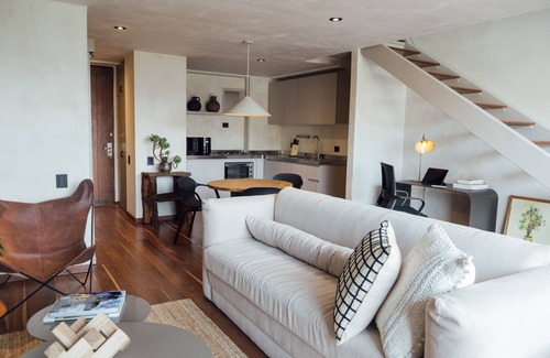 Patio Bonito Apartment | Stylish Duplex Loft with Private Jacuzzi & Spa Amenities