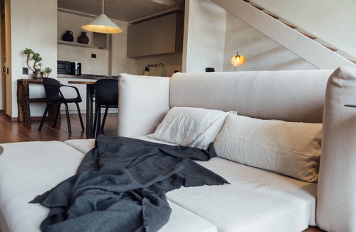 Patio Bonito Apartment | Stylish Duplex Loft with Private Jacuzzi & Spa Amenities